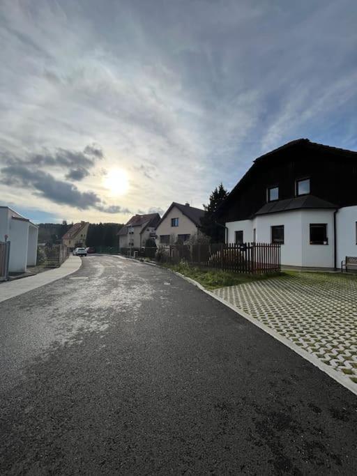 "Stone'S Throw" Krumlov 5 Min By Car, Lipno 15 Min By Car, 2 Bdrooms,Playroom Kájov المظهر الخارجي الصورة